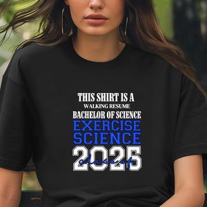 Dieses Shirt ist ein Walking Resume ÜBUNG SCIENCE Klasse von 2025 Comfort Farben Relaxed Fit, Unisex, 100% Baumwolle, vorgeschrumpftes T-Shirt!