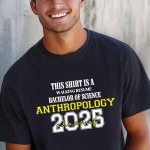 Dieses Shirt ist ein Walking Resume ANTHROPOLOGY Klasse von 2025 Comfort Farben Relaxed Fit, Unisex, 100% Baumwolle, vorgeschrumpftes T-Shirt!