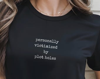 Camiseta "Víctima de fallos argumentales" – Divertida camiseta sarcástica para amantes del cine y las series de televisión.