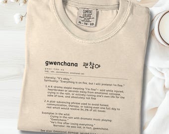 Puede incluir: Camiseta Comfort Colors color marfil con la palabra "gwenchana" y su traducción coreana. La camiseta presenta una definición de la palabra, explicando su significado en los K-dramas. La camiseta es XL-TG-EG.