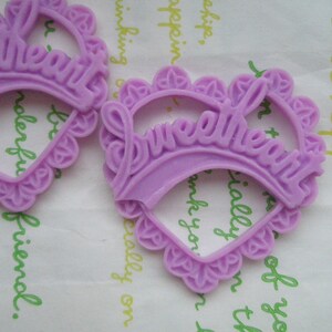 SALE Resin Heart pendant SweetHeart 2pcs Matte Purple 47mm x 45mm afbeelding 2