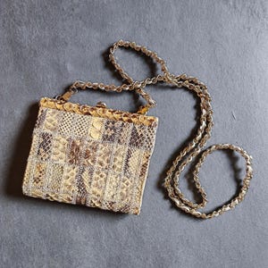Mini bolsa vintage com patchwork de pele de cobra — Armação dourada — Alça de corrente — Década de 1970