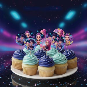 Könnte beinhalten: Cupcakes mit blauem und türkisem Frosting, verziert mit Geburtstagskuchen-Dekorationen. Die Cupcakes stehen auf einem weißen Teller, vor einem verschwommenen, farbenfrohen Hintergrund.