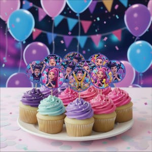 Könnte beinhalten: Eine festliche Anordnung von Cupcakes mit farbenfrohem Zuckerguss, gekrönt von Dekorationen mit Charaktermotiven. Die Cupcakes sind auf einem weißen Teller angeordnet, mit Luftballons und Partydekorationen im Hintergrund. Das Farbschema umfasst Rosa, Lila und Blau.