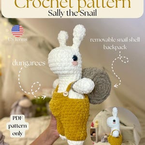 Op de afbeelding: Een haakpatroon voor een slakkenknuffel genaamd Sally, met een gele tuinbroek en een afneembare rugzak in de vorm van een slakkenhuis. Het patroon is beschikbaar als PDF. De tekst zegt "Crochet pattern" en "Sally the Snail".