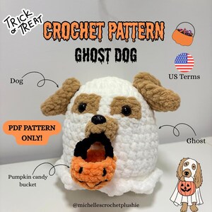 Könnte beinhalten: Gehäkelter Ghost Dog Plüsch mit einem Kürbis-Süßigkeiten-Eimer. Der Plüsch ist weiß mit braunen Ohren und Flecken, schwarzen Augen und einer schwarzen Nase. Der Text "CROCHET PATTERN GHOST DOG" steht oben. Der Text "PDF PATTERN ONLY!" ist ebenfalls sichtbar.