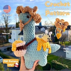 Op de afbeelding: Haakpatroon voor een blauwe en gele Honey-bearachiosaurus, een gehaakte dinosaurus met een bruine berenmuts en een honingpot. Het patroon is beschikbaar als PDF-download. De afbeelding bevat de tekst "Crochet Honey-bearachiosaurus Pattern", "cute bear hat", "Honey pot", "Bee on honey" en "PDF Pattern only!"