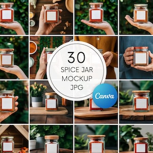 以下が含まれることがあります： スパイスジャーのモックアップのコレクション。各ジャーには赤いスパイスが入っており、白い空白のラベルが付いています。ジャーには木製の蓋があり、手、木製の表面、緑など、さまざまな設定で表示されます。「30 SPICE JAR MOCKUP JPG」というテキストが中央にあります。