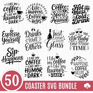 Könnte beinhalten: Eine Sammlung von schwarz-weißen SVG-Designs mit Zitaten zu Kaffee und Getränken. Sätze wie "Ich mag meinen Kaffee wie meinen Humor - dunkel", "Das Leben passiert, Kaffee hilft" und "Espresso dich selbst". Der Text "50 COASTER SVG BUNDLE" ist ebenfalls enthalten.