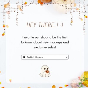 K&ouml;nnte beinhalten: Wei&szlig;er Hintergrund mit dem Text "HEY THERE..! :)" und "Favorite our shop to be the first to know about new mockups and exclusive sales!". Eine Suchleiste zeigt "Seckin's Mockups". Ein Cartoon-Geist h&auml;lt einen K&uuml;rbis. Dekorative Herbst-Elemente.