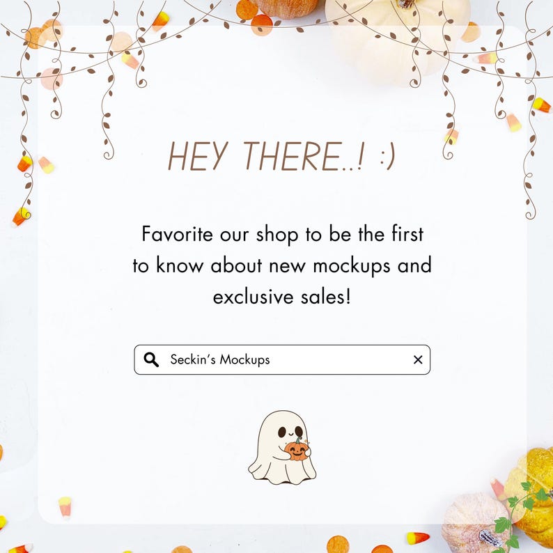 K&ouml;nnte beinhalten: Wei&szlig;er Hintergrund mit dem Text "HEY THERE..! :)" und "Favorite our shop to be the first to know about new mockups and exclusive sales!". Eine Suchleiste zeigt "Seckin's Mockups". Ein Cartoon-Geist h&auml;lt einen K&uuml;rbis. Dekorative Herbst-Elemente.