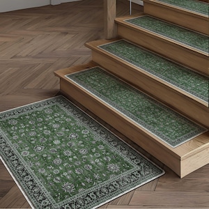 Puede incluir: Una alfombra verde y negra estampada y peldaños a juego. La alfombra y los peldaños presentan un diseño floral con un borde negro y flecos blancos. Los peldaños de la escalera están colocados en escaleras de madera.