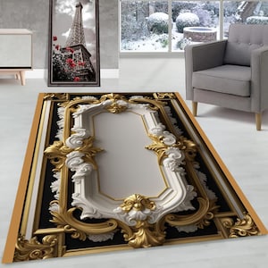 Könnte beinhalten: Ein schwarzer und goldener Teppich mit einem weißen, verzierten Design. Das Design zeigt einen großen, rechteckigen Rahmen mit komplizierten floralen Details. Der Teppich hat einen goldenen Rand.