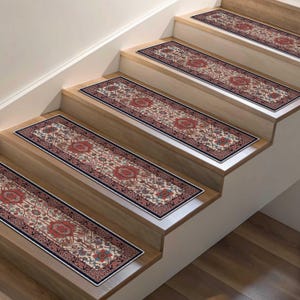 Puede incluir: Cinco peldaños de escalera estampados en un esquema de colores crema, rojo y azul con un borde negro. Los peldaños están colocados en una escalera de madera.