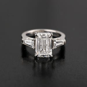 4 Karat Smaragdschliff Diamantring, seitlich konischer Baguettediamant, Dreistein-Verlobungsring, Diamant-Ehering, Geschenke für Sie