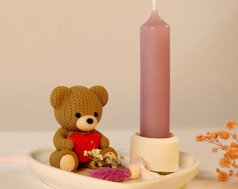 Candelabro en forma de corazón con osito de peluche: una bonita idea de regalo con vela y flores secas: un regalo sincero para una novia, el Día de San Valentín.