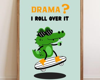 Puede incluir: Impresión enmarcada con un cocodrilo verde de dibujos animados con gafas de sol en monopatín. El texto "DRAMA? I ROLL OVER IT" está en naranja y negro. La obra de arte está sobre un fondo azul claro.