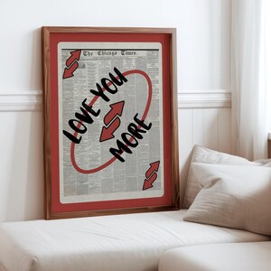 Love You More-afdruk, trendy krantenafdruk, romantisch kunstwerk, afdrukbare retro krantenkunstwerk, typografieposter, appartementesthetiek
