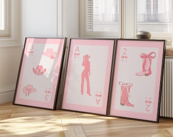 Pink Cowgirl Wandkunst 3er Set | Bogenästhetik Westerndrucke | Cowboy Stiefel & Hut Poster | Adrettes rosa Raumdekor | Trendige Pinke Bögen Drucke