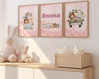 Könnte beinhalten: Drei rosa und weiße Aquarelldrucke mit Dschungeltier-Motiv. Der erste Druck zeigt einen Stapel Tiere, darunter ein Löwe, ein Zebra und ein Elefant. Der zweite Druck sagt "Emma" in rosa Buchstaben. Der dritte Druck zeigt einen Jeep mit Tieren darin.