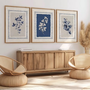 Marinblå botaniska väggkonst set om 3, bohemiska blomtryck, minimalistisk indigolövposter, akvarell skandinavisk inredning, vardagsrumskonsttryck