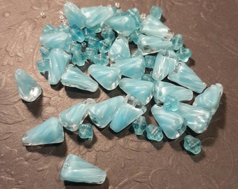 Verträumte vintage milchig blaue givre Glaskegelperlen 11mm mit ausgefallenen kleinen Doppelkegeln 5mm