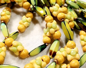 Vintage 1960er Jahre wilde Limetten-Kunstglas-, Kunststoff- und Holzperlenkette | Flower-Power | selten und in ausgezeichnetem Zustand | 5 Stränge | unsigniert