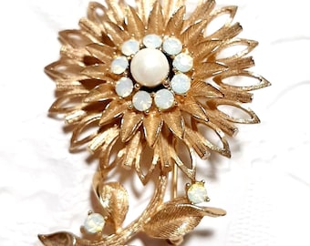 Vintage goldfarbene Blumen Brosche mit mondsteinfarbenen Edelsteinen