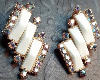 Art Deco Stil Vintage weiße Lucite und Aurora Borealis Strass Ohrclips