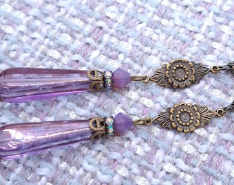 Lila Eleganz tschechische Glasohrringe | lange spiegelnde Glastropfen | Tschechischer Glas Strass | antik Messing Rosetten