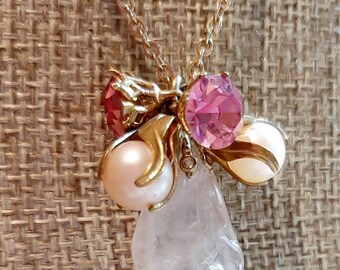 Vintage 60er Jahre rosa Kristall, Kunstperle & (faux?) Rosenquarz Charm Kette mit Ohrclips Set