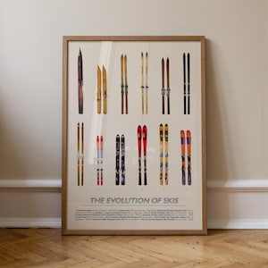 Peut inclure: Une affiche encadrée intitulée "THE EVOLUTION OF SKIS" présente une collection de skis anciens. Les skis varient en couleur et en design, illustrant l'évolution de la technologie du ski. L'affiche est dans un cadre en bois clair, pour la décoration intérieure.