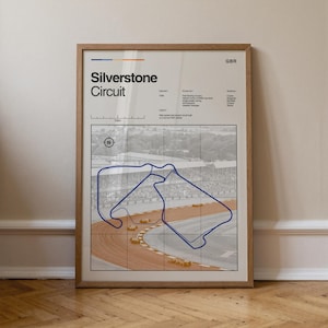 Könnte beinhalten: Ein gerahmter Druck der Rennstrecke Silverstone Circuit. Der Streckenverlauf ist blau auf beigem Hintergrund umrissen, mit einem orangefarbenen Abschnitt. Der Druck enthält den Text "Silverstone Circuit" und weitere Details.