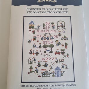 Op de afbeelding: Een geteld kruissteekpakket met een kleurrijk alfabetontwerp met kinderen die tuinieren. De set bevat alle materialen die nodig zijn om het project te voltooien, inclusief DMC-garen, Aida-stof en instructies. Het voltooide project meet 52 cm bij 37 cm.