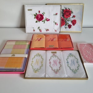 pañuelos vintage de diferentes colores y motivos: personalizados con letra N, flores, rayas