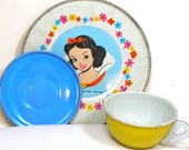 60 39 s Snow White, Storybook Tin Toy Tea setting with 3 pieces by Walt Disney.