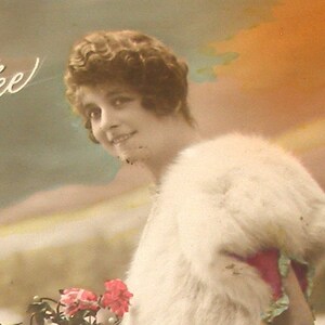 1910er Jahre Französische Postkarte. Dame im Fell. Antike RPPC echte Fotopostkarte, Papier Ephemera. Vintage Glamour Mode, Carte Postale