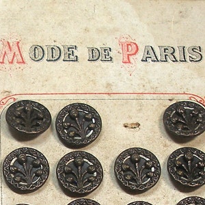 Originele kaart van Franse KNOPEN. 23 Victoriaanse Franse metalen knopen. 9/16. Ongebruikt. Mode de Paris. Gedeeltelijke rouwknoppen afbeelding 1
