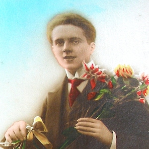 Cartolina francese degli anni '10 con l'uomo che tiene il vischio. RPPC vera e propria cartolina fotografica, carta effimera. Carte Postale. Vintage da collezione.
