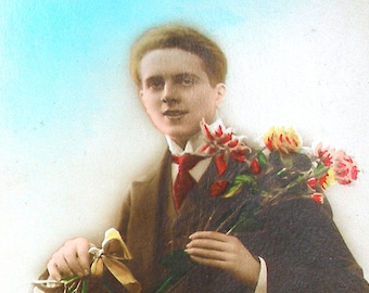 1910er Jahre französische Postkarte mit Mann hält Misteln. RPPC echte Foto-Postkarte, Papier Ephemera. Carte Postale. Vintage Sammlerstück.