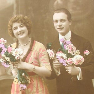 Pareja con flores, década de 1920, postal francesa, RPPC. Fotografía real, papel efímero. Carte Postale. Objeto de colección vintage. Glamour de la moda.