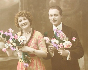Par med blommor från 1920-talet, franskt vykort, RPPC. Riktigt foto, papperstryck. Carte Postale. Vintage samlarobjekt. Modeglamour.