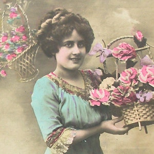 1910er Jahre Antike französische Postkarte. Edwardianische Dame mit Blumen, RPPC Foto, Papier Ephemera. Carte Postale. Vintage Glamour Mode