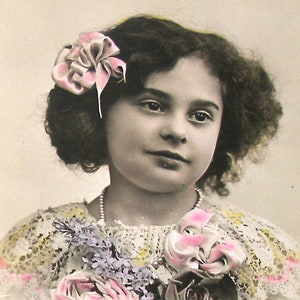 Franse ansichtkaart uit de jaren 1910. Edwardiaans meisje met bloemen. RPPC echte foto ansichtkaart, Vintage glamour mode carte postale