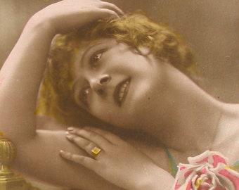 Postal francesa antigua de la década de 1910. Dama eduardiana con un anillo. Foto RPPC, papel efímero. Carta postal. Moda glamurosa vintage