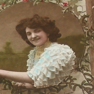 1910er Französische Postkarte. Dame mit Holly. Antike RPPC echt Foto Postkarte, Papier Ephemera. Vintage Glamour Mode. Carte Postale