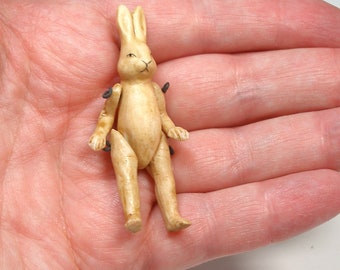 Poupée lapin antique. Bras et jambes articulés. Fabriqué en Allemagne. Miniature d'animal de maison de poupée de 2 1/4 po. Poupée B.