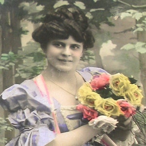 1900er Französische Postkarte Edwardian Lady in lila. Antikes RPPC echtes Foto, Papier Ephemera. Carte Postale. Vintage Glamour Mode