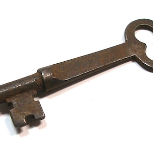 Metal skeleton key. 2 3/4&quot;. Antique key, door key. vintage.