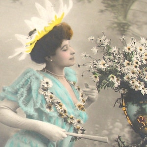 1900s French postcard, Edwardian Lady with daisy hat. RPPC real photo postcard, paper ephemera. Carte Postale. Vintage glamour fashion
